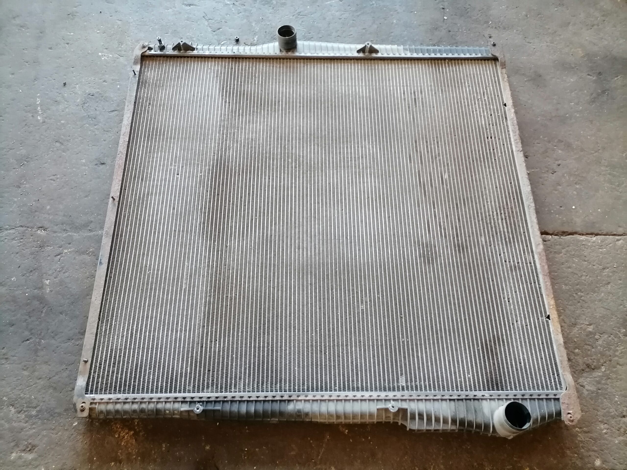Scania Cooling radiator 1781365 - المشعاع - شاحنة: صور 2 Scania Cooling radiator 1781365 - المشعاع - شاحنة: صور 2