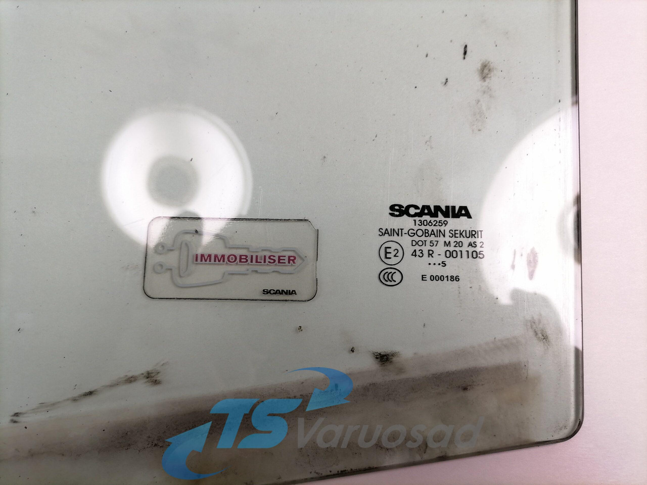 Scania Küljeklaas, vasak 1306259 - نافذة و قطع الغيار - شاحنة: صور 2 Scania Küljeklaas, vasak 1306259 - نافذة و قطع الغيار - شاحنة: صور 2
