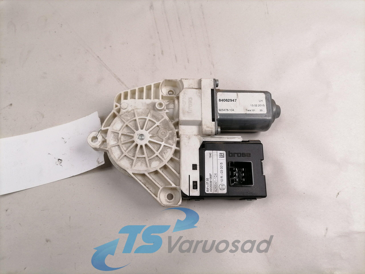 Volvo Glass lift 84062947 - نافذة و قطع الغيار - شاحنة: صور 1 Volvo Glass lift 84062947 - نافذة و قطع الغيار - شاحنة: صور 1