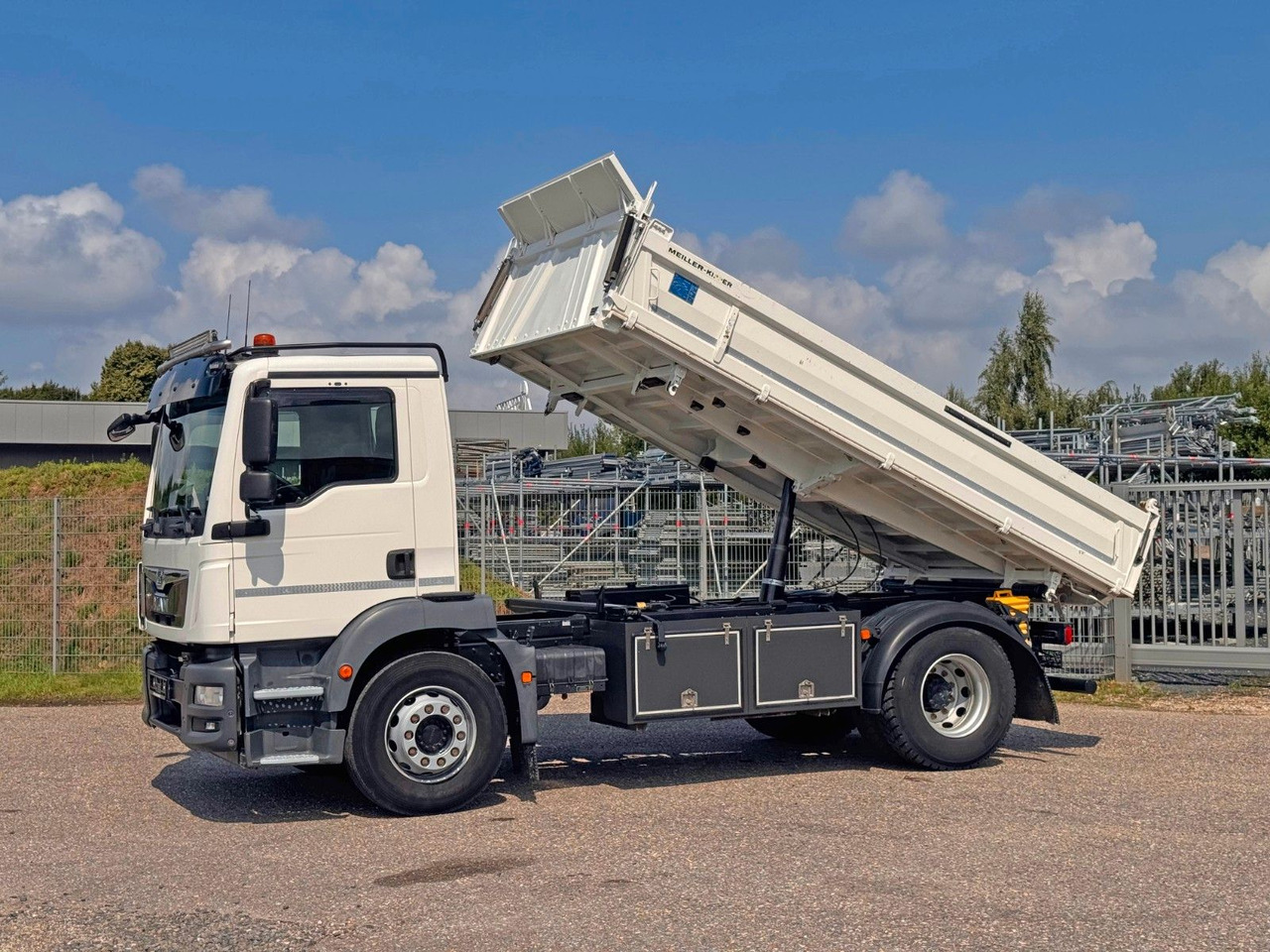 MAN 18.320 4X2 Meiller 3. Seitenkipper Top Zustand - قلابات: صور 1 MAN 18.320 4X2 Meiller 3. Seitenkipper Top Zustand - قلابات: صور 1