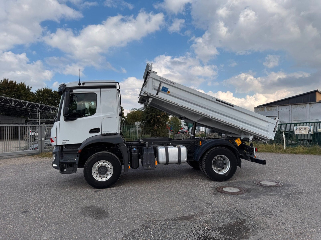 Mercedes-Benz 1835 2135 4X2 Meiller 3 S. Kipper Top Zustand - قلابات: صور 1 Mercedes-Benz 1835 2135 4X2 Meiller 3 S. Kipper Top Zustand - قلابات: صور 1