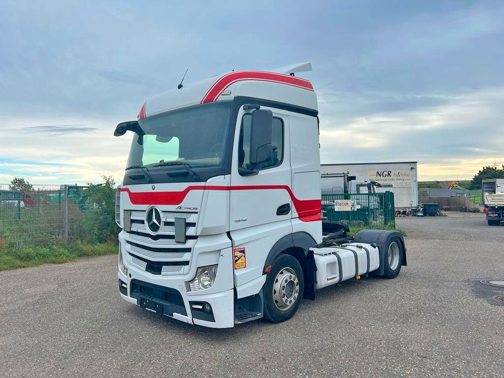 Mercedes-Benz 1842 4X2 mit Höhenverstellbarer Sattelkuppung Mercedes-Benz 1842 4X2 mit Höhenverstellbarer Sattelkuppung - شاحنة جرار: صور 1 Mercedes-Benz 1842 4X2 mit Höhenverstellbarer Sattelkuppung Mercedes-Benz 1842 4X2 mit Höhenverstellbarer Sattelkuppung - شاحنة جرار: صور 1