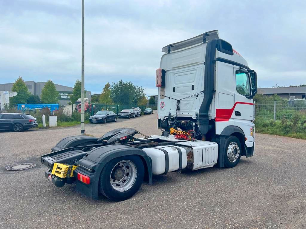 Mercedes-Benz 1842 4X2 mit Höhenverstellbarer Sattelkuppung Mercedes-Benz 1842 4X2 mit Höhenverstellbarer Sattelkuppung - شاحنة جرار: صور 2 Mercedes-Benz 1842 4X2 mit Höhenverstellbarer Sattelkuppung Mercedes-Benz 1842 4X2 mit Höhenverstellbarer Sattelkuppung - شاحنة جرار: صور 2