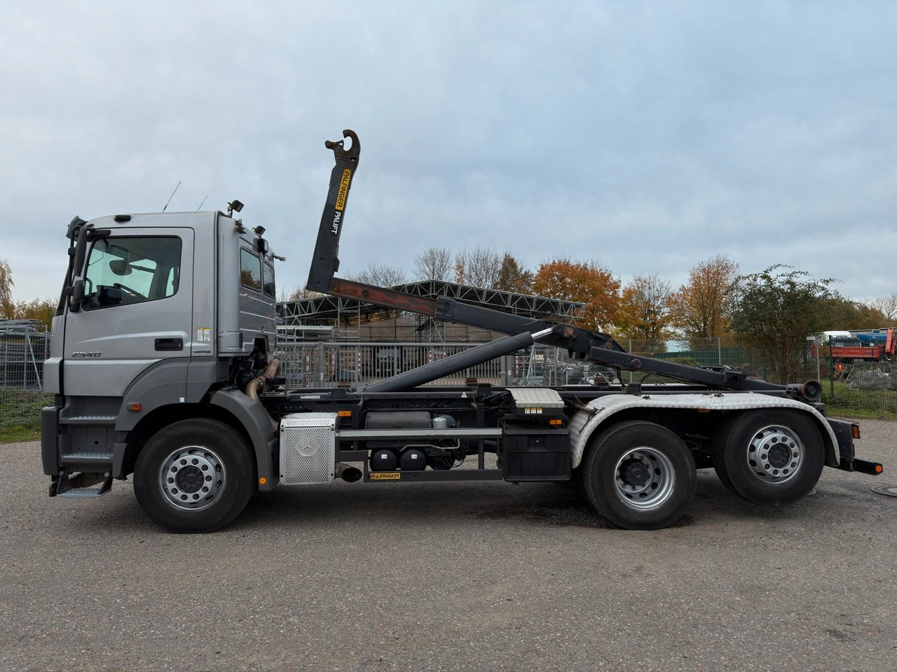 Mercedes-Benz 2540 L 6x2 Palfinger T20 mit hydr. Containerverr - شاحنة ذات الخطاف: صور 3 Mercedes-Benz 2540 L 6x2 Palfinger T20 mit hydr. Containerverr - شاحنة ذات الخطاف: صور 3