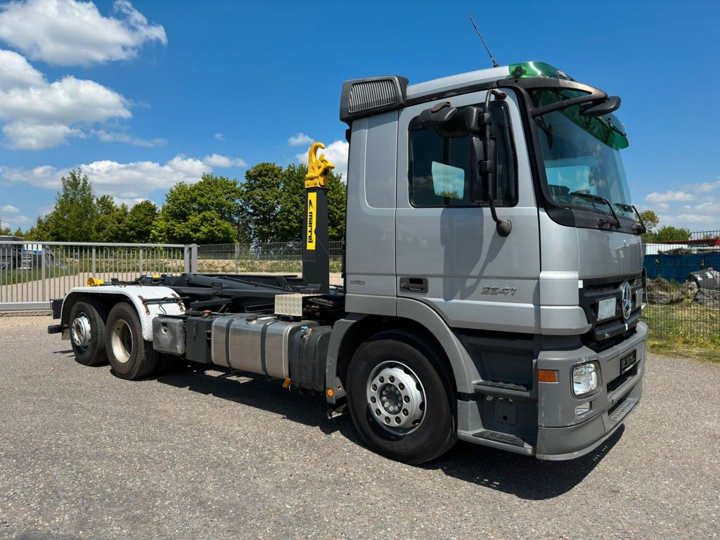 Mercedes-Benz 2541 6X2 Marrel Abroller Hydr. Verriegelung - شاحنة ذات الخطاف: صور 1 Mercedes-Benz 2541 6X2 Marrel Abroller Hydr. Verriegelung - شاحنة ذات الخطاف: صور 1