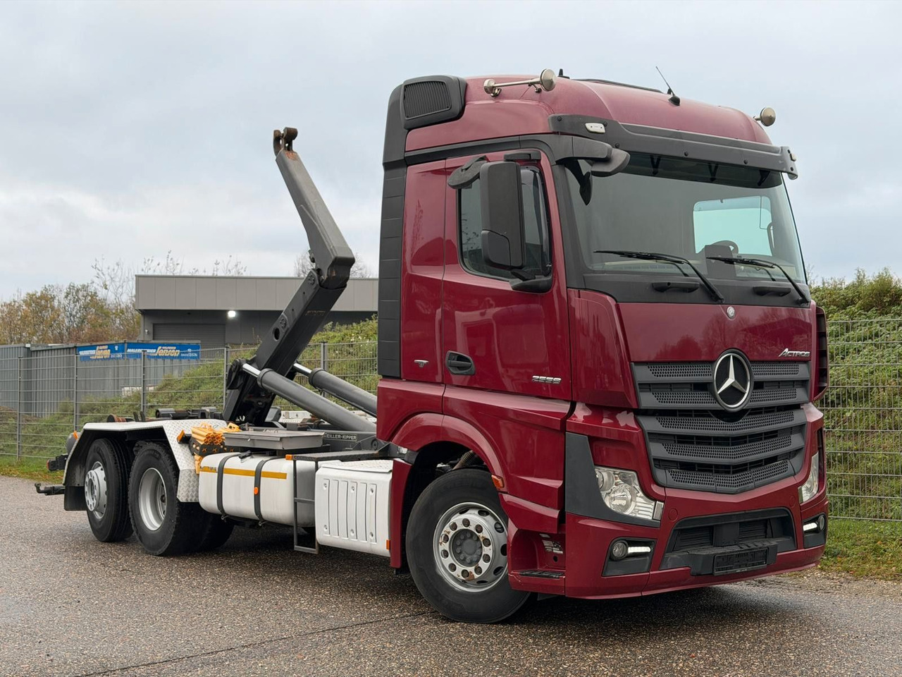 Mercedes-Benz 2558 6x2 Meiller RK 20.65 | Retarder | Klima - شاحنة ذات الخطاف: صور 1 Mercedes-Benz 2558 6x2 Meiller RK 20.65 | Retarder | Klima - شاحنة ذات الخطاف: صور 1