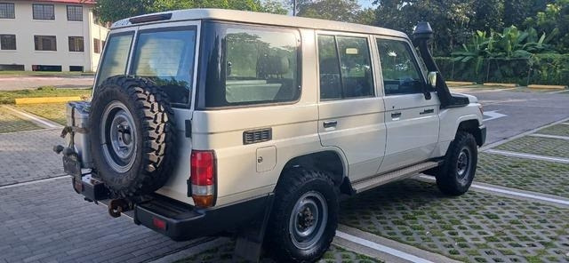 Toyota Land Cruiser 76 - سيارة: صور 3 Toyota Land Cruiser 76 - سيارة: صور 3