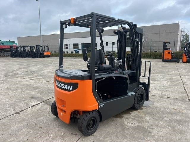 Doosan B30X-7 PLUS - رافعة شوكية كهربائية: صور 3 Doosan B30X-7 PLUS - رافعة شوكية كهربائية: صور 3