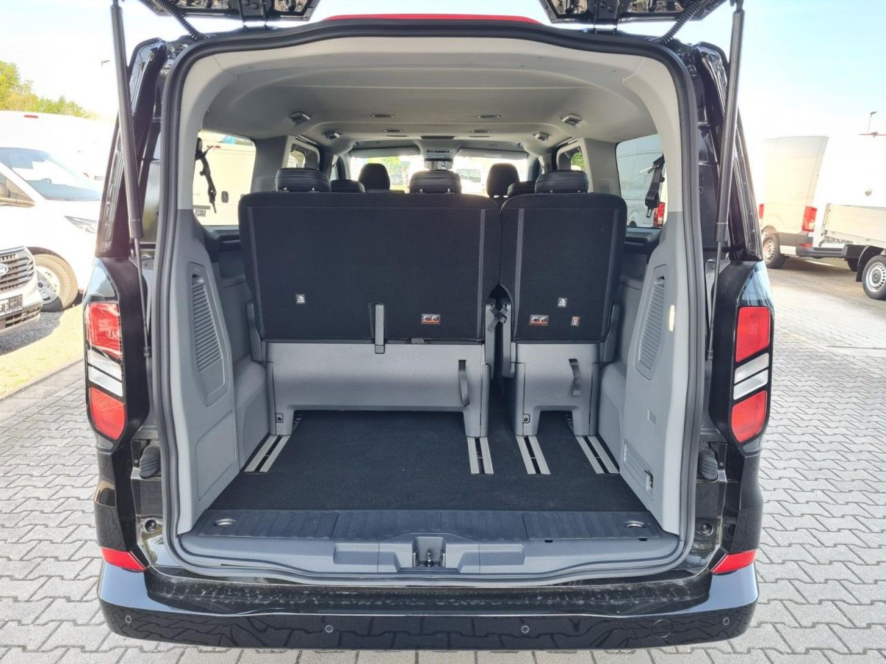 Ford Tourneo Custom 320 AG L2 Titanium 8 Sitze LEDER - ميكروباص: صور 5 Ford Tourneo Custom 320 AG L2 Titanium 8 Sitze LEDER - ميكروباص: صور 5