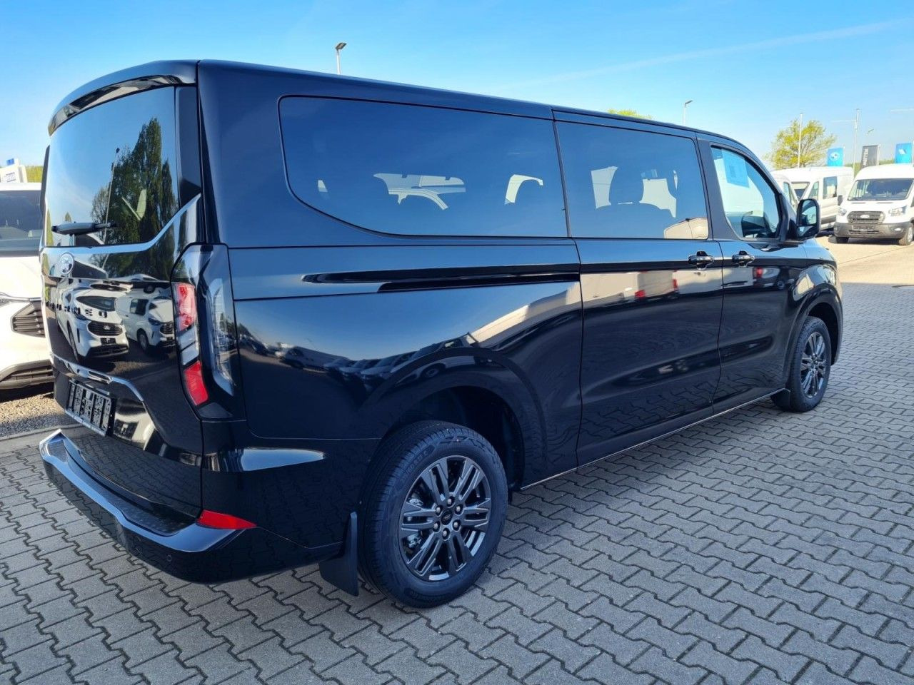 Ford Tourneo Custom 320 AG L2 Titanium 8 Sitze LEDER - ميكروباص: صور 4 Ford Tourneo Custom 320 AG L2 Titanium 8 Sitze LEDER - ميكروباص: صور 4