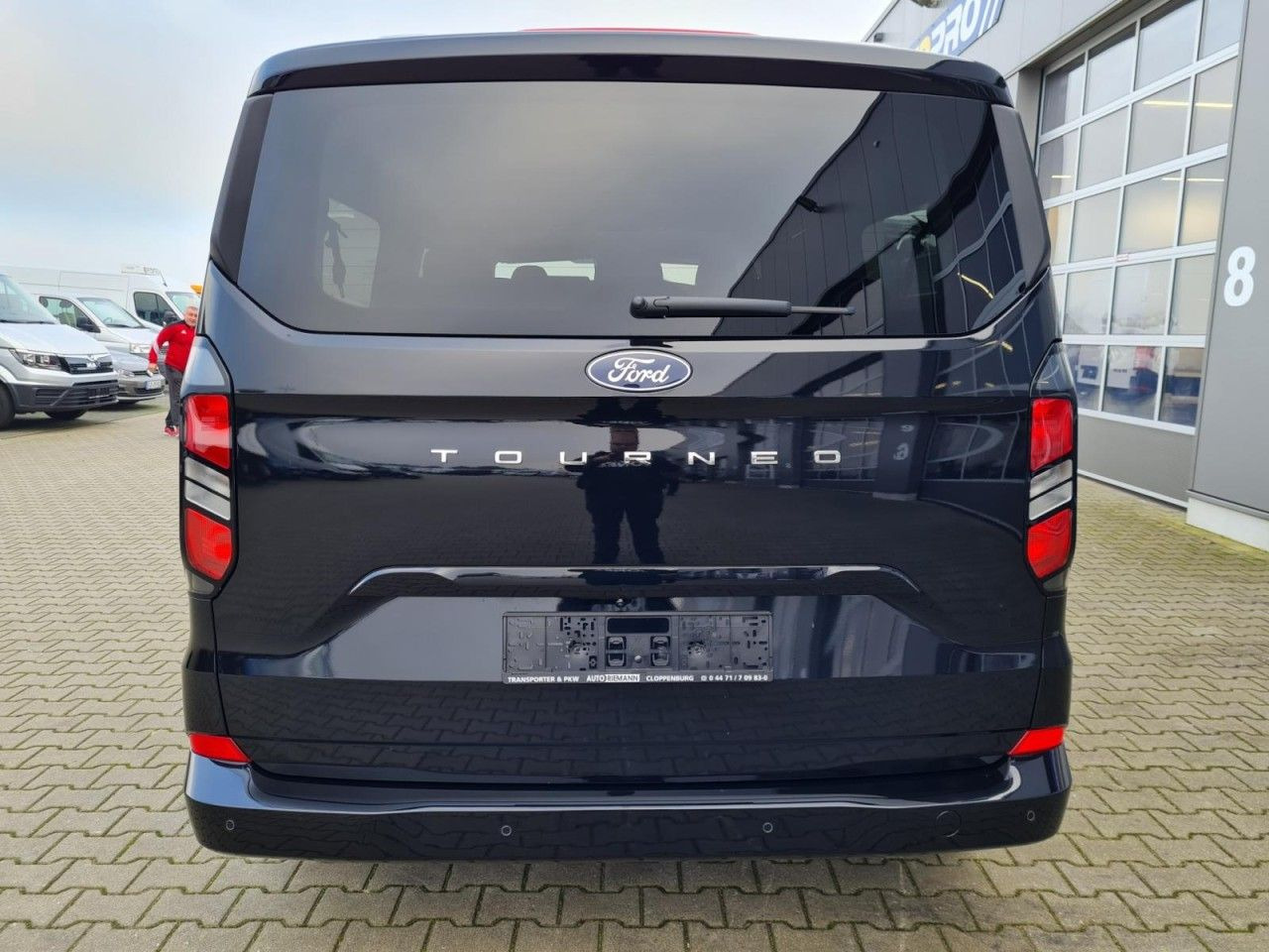 Ford Tourneo Custom 320 L2 Titanium 9 Sitze STANDHZ - ميكروباص: صور 5 Ford Tourneo Custom 320 L2 Titanium 9 Sitze STANDHZ - ميكروباص: صور 5