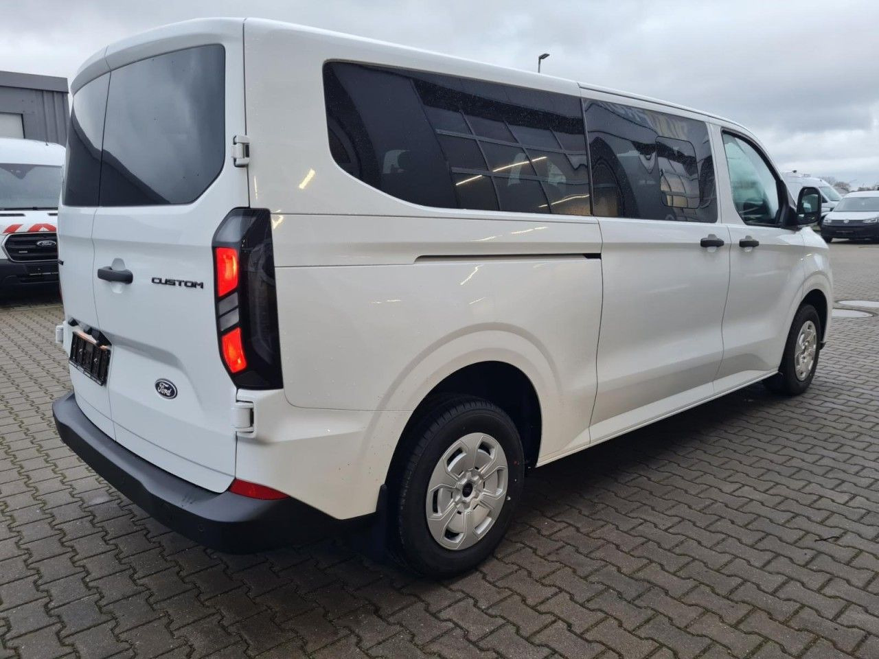 Ford Transit Custom Trend 320 L2 9 Sitzer - ميكروباص: صور 4 Ford Transit Custom Trend 320 L2 9 Sitzer - ميكروباص: صور 4