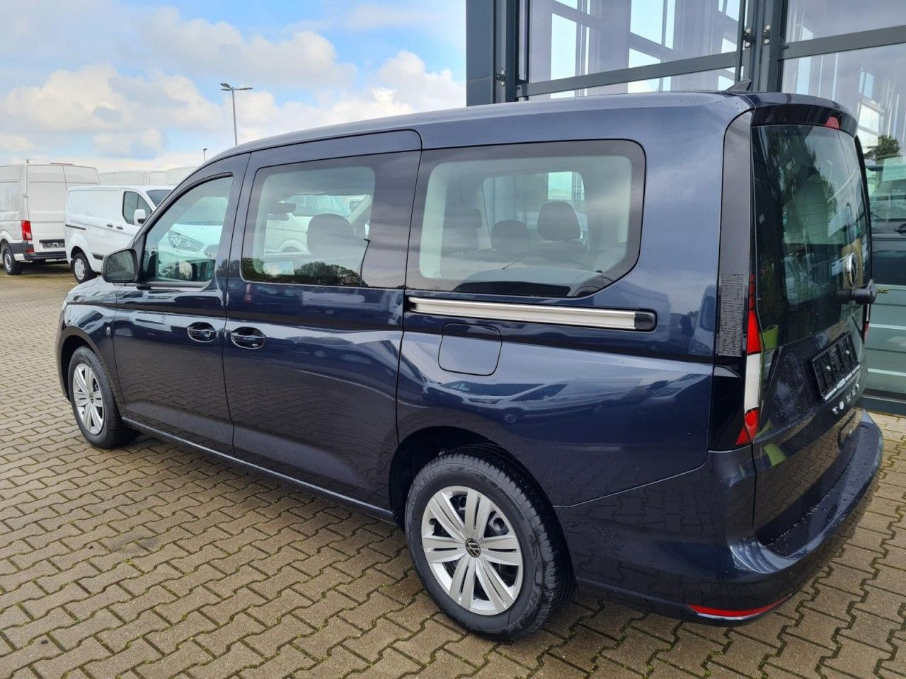 سيارة Volkswagen Caddy Maxi Kombi 7-Sitze 1.5 TSI DSG NAVI/APP TE: صور 6