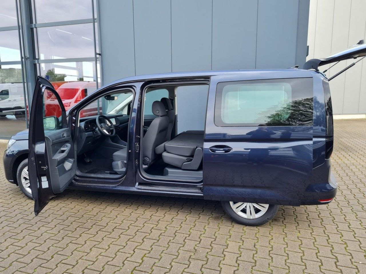 سيارة Volkswagen Caddy Maxi Kombi 7-Sitze 1.5 TSI DSG NAVI/APP TE: صور 21