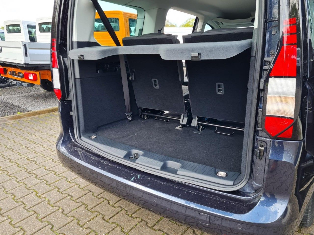 سيارة Volkswagen Caddy Maxi Kombi 7-Sitze 1.5 TSI DSG NAVI/APP TE: صور 20