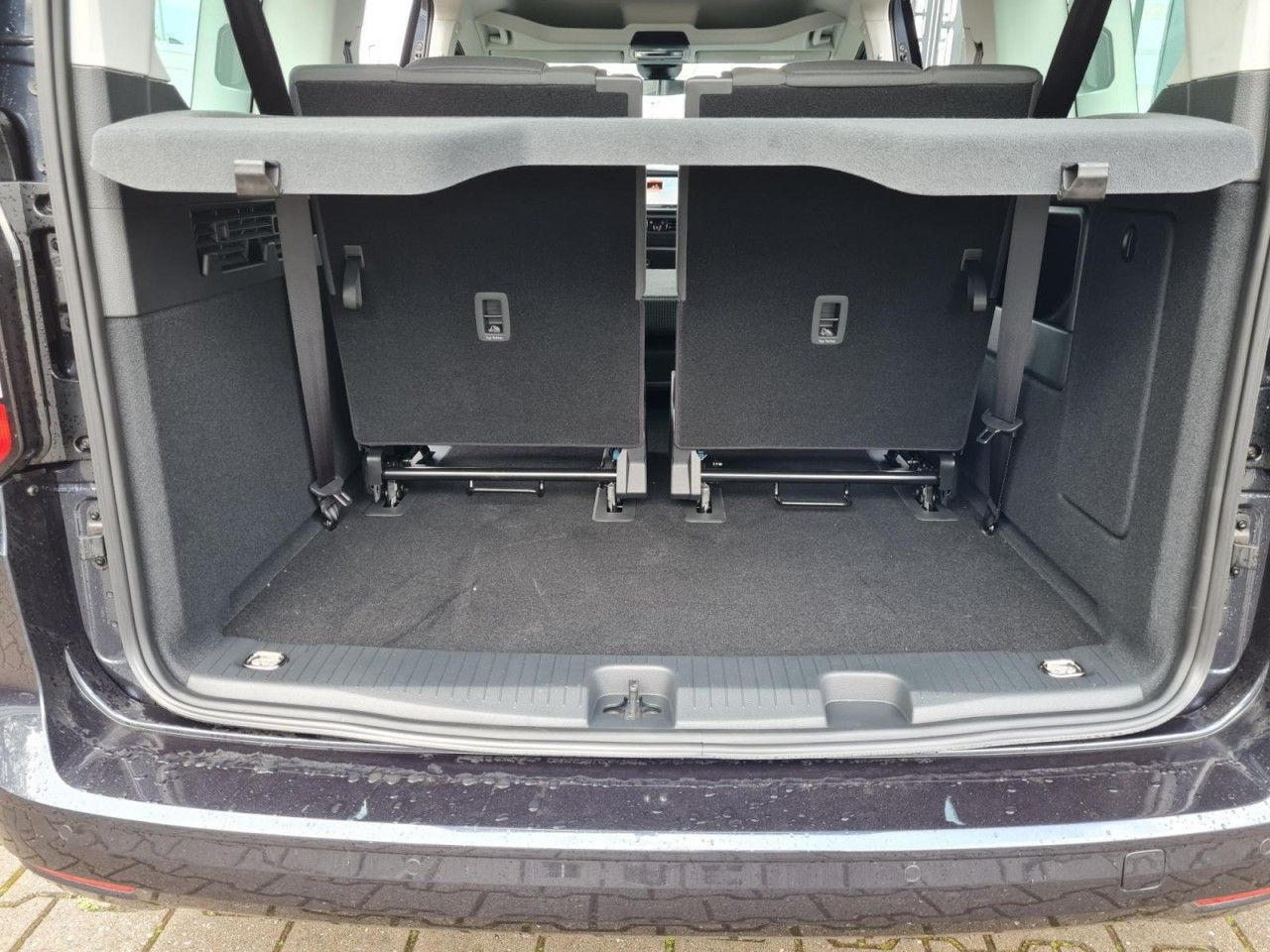 سيارة Volkswagen Caddy Maxi Kombi 7-Sitze 1.5 TSI DSG NAVI/APP TE: صور 19