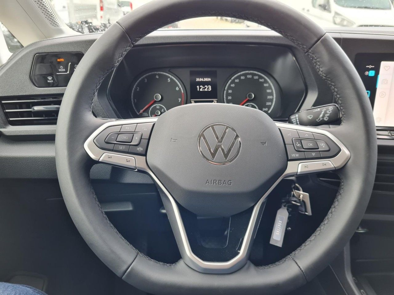 سيارة Volkswagen Caddy Maxi Kombi 7-Sitze 1.5 TSI DSG NAVI/APP TE: صور 8