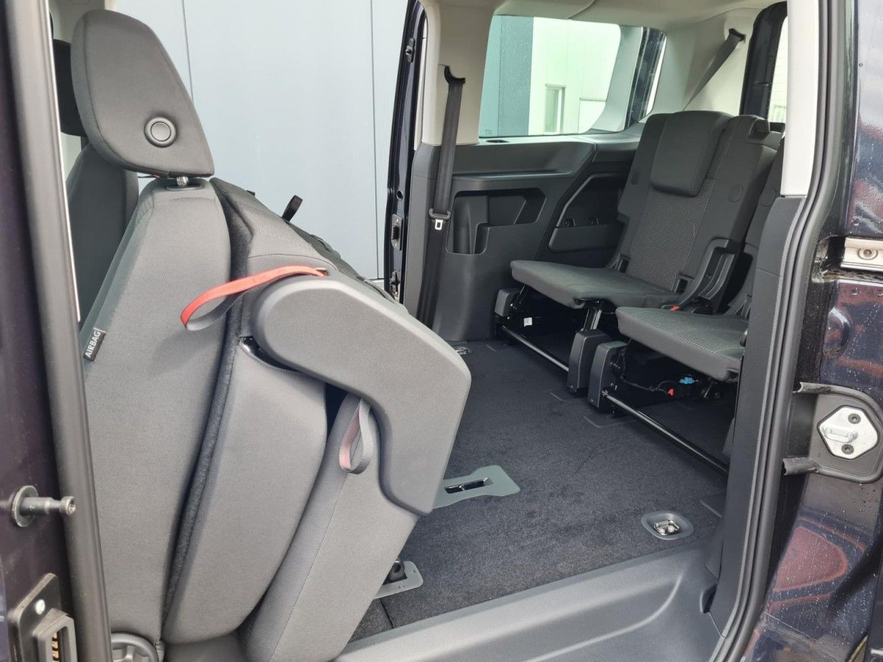 سيارة Volkswagen Caddy Maxi Kombi 7-Sitze 1.5 TSI DSG NAVI/APP TE: صور 18