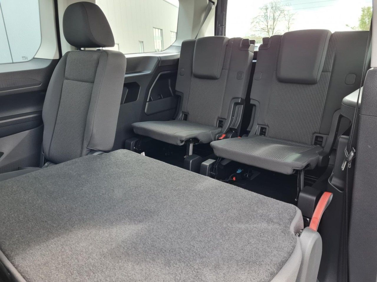 سيارة Volkswagen Caddy Maxi Kombi 7-Sitze 1.5 TSI DSG NAVI/APP TE: صور 17