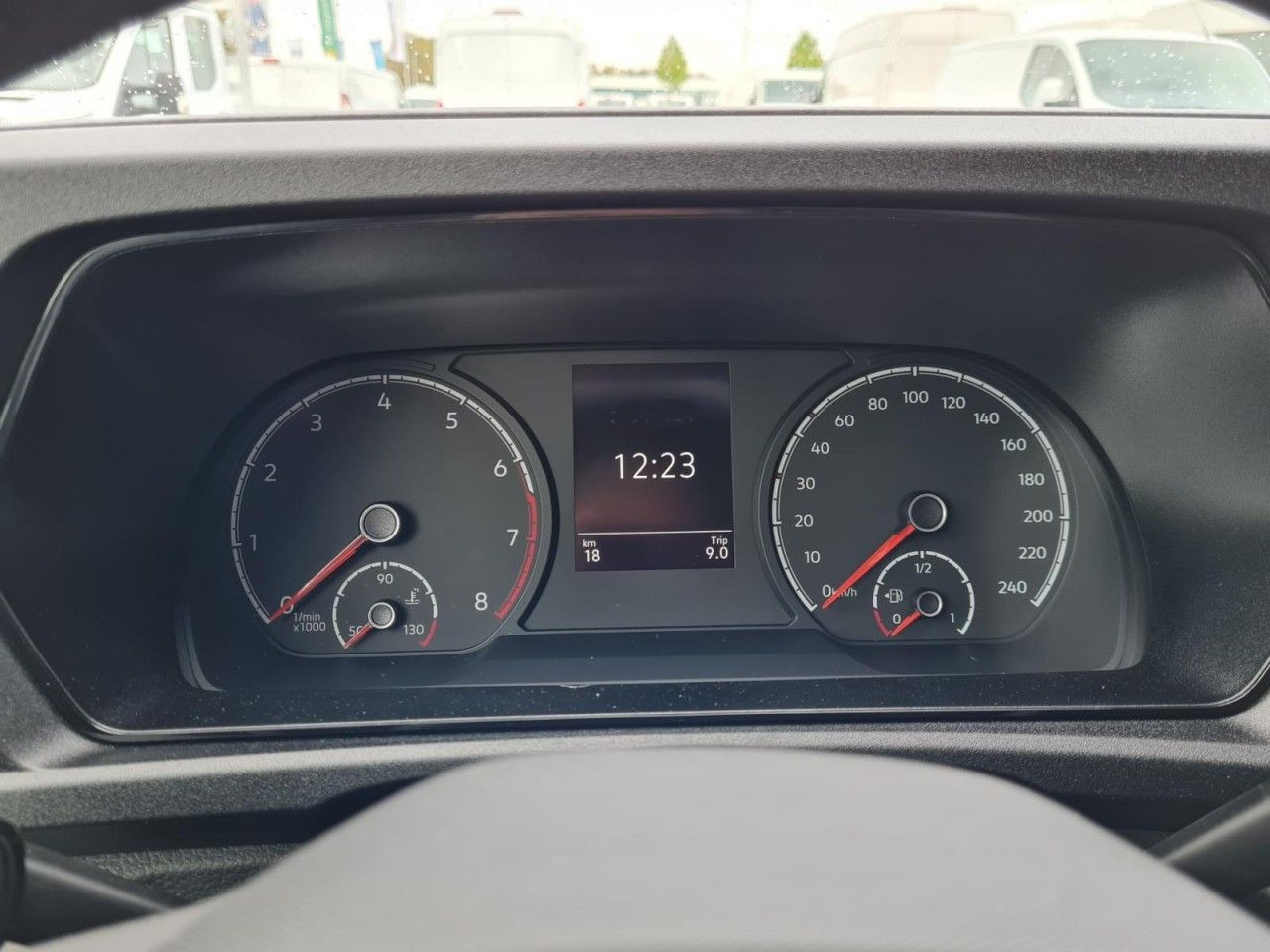 سيارة Volkswagen Caddy Maxi Kombi 7-Sitze 1.5 TSI DSG NAVI/APP TE: صور 9