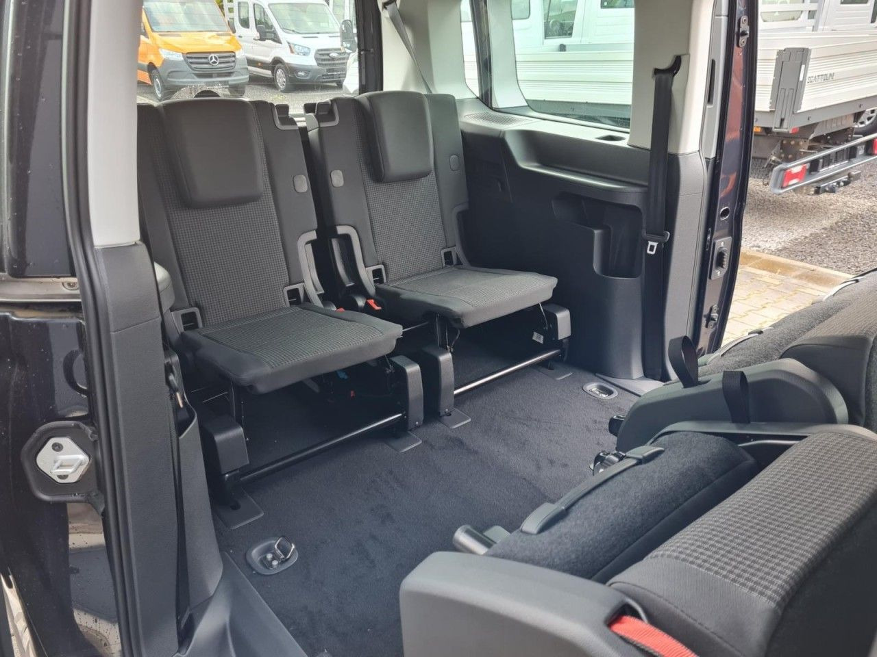 سيارة Volkswagen Caddy Maxi Kombi 7-Sitze 1.5 TSI DSG NAVI/APP TE: صور 15