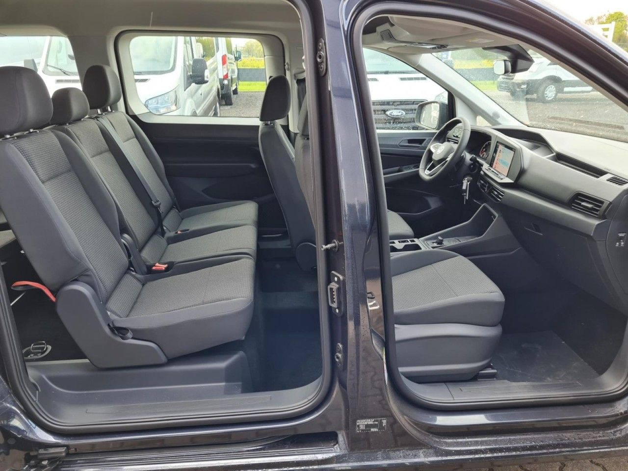 سيارة Volkswagen Caddy Maxi Kombi 7-Sitze 1.5 TSI DSG NAVI/APP TE: صور 14
