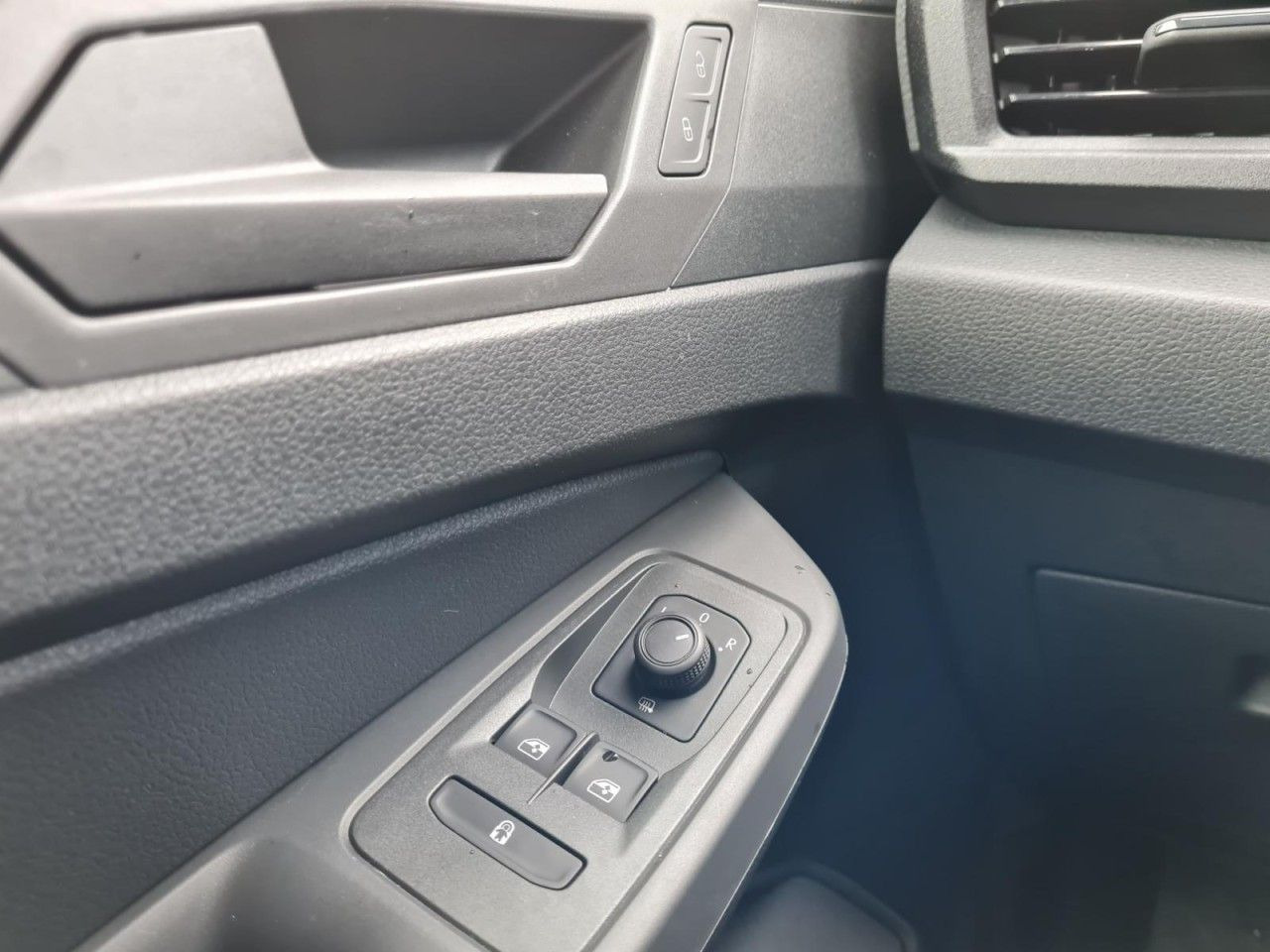 سيارة Volkswagen Caddy Maxi Kombi 7-Sitze 1.5 TSI DSG NAVI/APP TE: صور 24