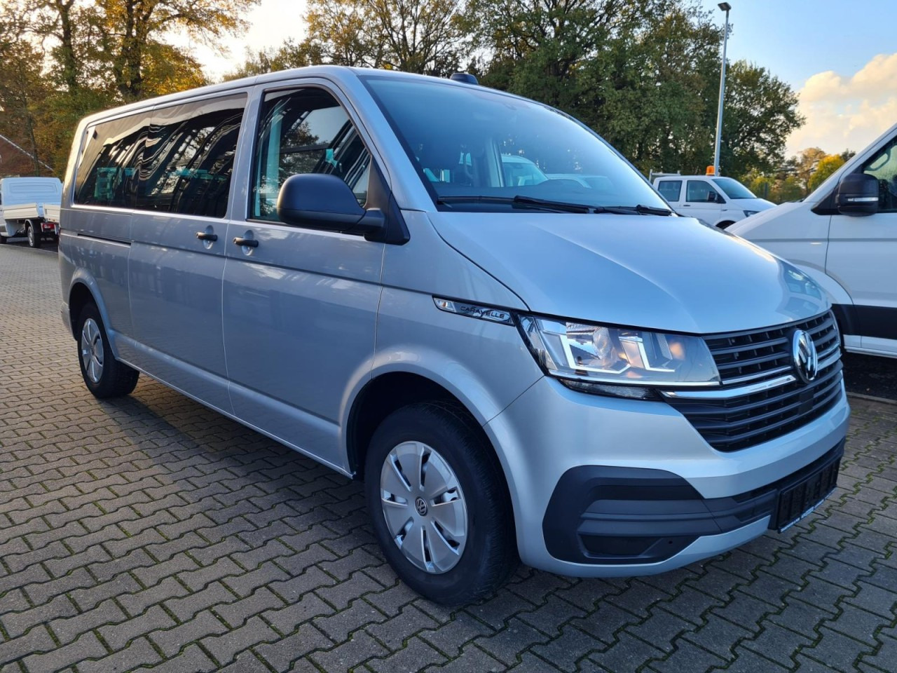 Volkswagen T6.1 Caravelle TDI lang 9 Sitzer 2 Schiebetüren Trendl. - حافلة صغيرة, ميكروباص: صور 3 Volkswagen T6.1 Caravelle TDI lang 9 Sitzer 2 Schiebetüren Trendl. - حافلة صغيرة, ميكروباص: صور 3