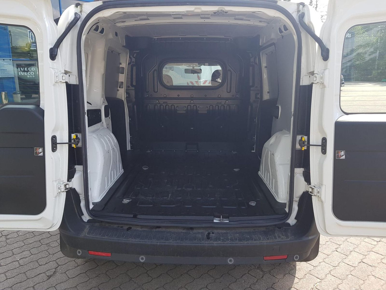 Fiat Doblo Kastenwagen SX 1.3 Klima, Radio mit Nav... - ميكروباص: صور 5 Fiat Doblo Kastenwagen SX 1.3 Klima, Radio mit Nav... - ميكروباص: صور 5