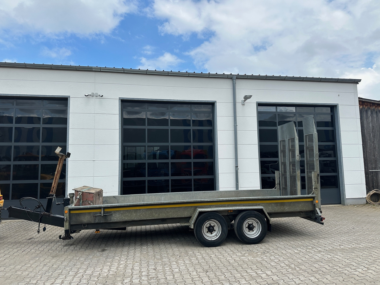 Demmler Tandem-Tiefladeranhänger Fräsenanhänger - عربة مسطحة منخفضة مقطورة: صور 2 Demmler Tandem-Tiefladeranhänger Fräsenanhänger - عربة مسطحة منخفضة مقطورة: صور 2