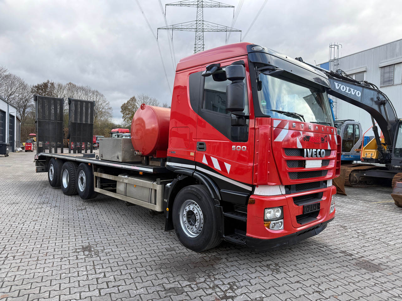 Iveco 4-Achs Baumaschinentransporter hydr. Rampe - شاحنة نقل سيارات شاحنة: صور 3 Iveco 4-Achs Baumaschinentransporter hydr. Rampe - شاحنة نقل سيارات شاحنة: صور 3