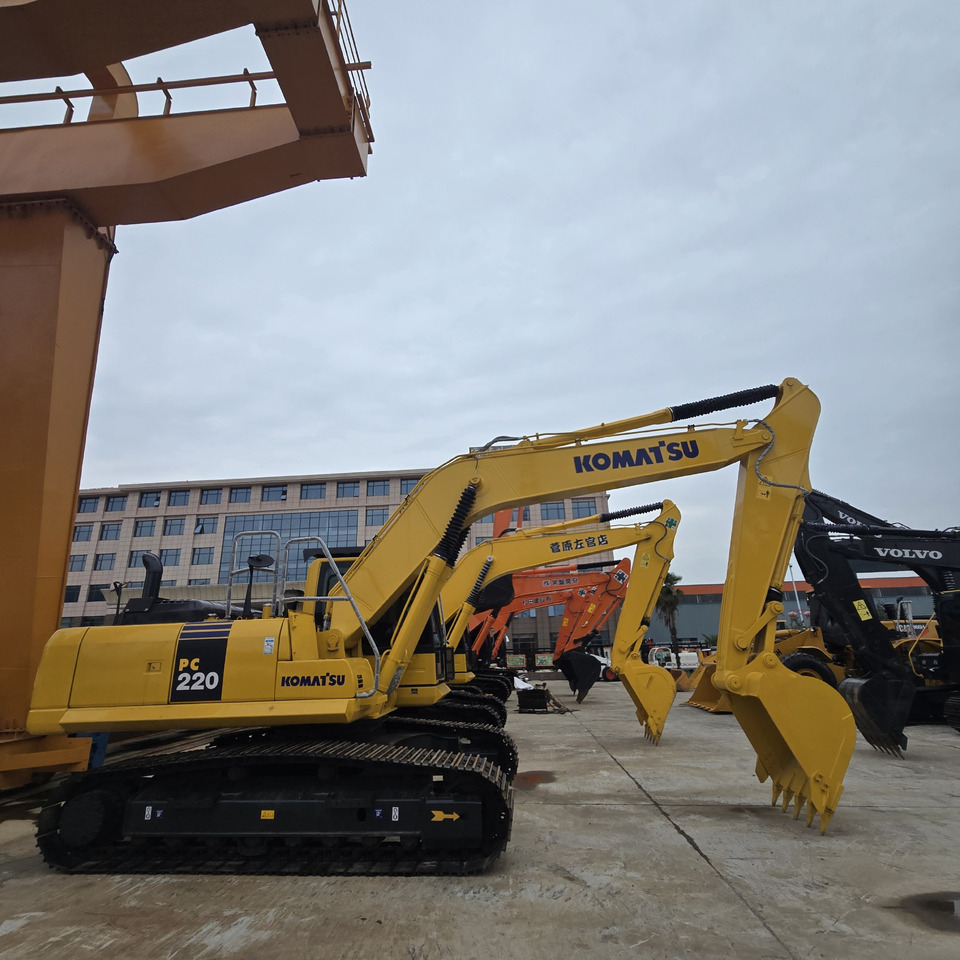 KOMATSU PC220-8 - حفارة: صور 4 KOMATSU PC220-8 - حفارة: صور 4