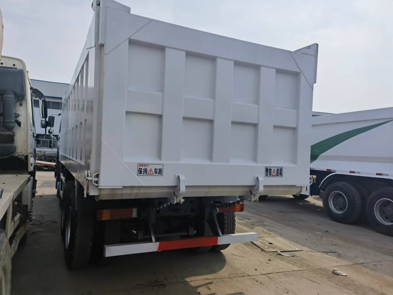 Sinotruk HOWO 375 8*4 Dump truck - قلابات: صور 2 Sinotruk HOWO 375 8*4 Dump truck - قلابات: صور 2