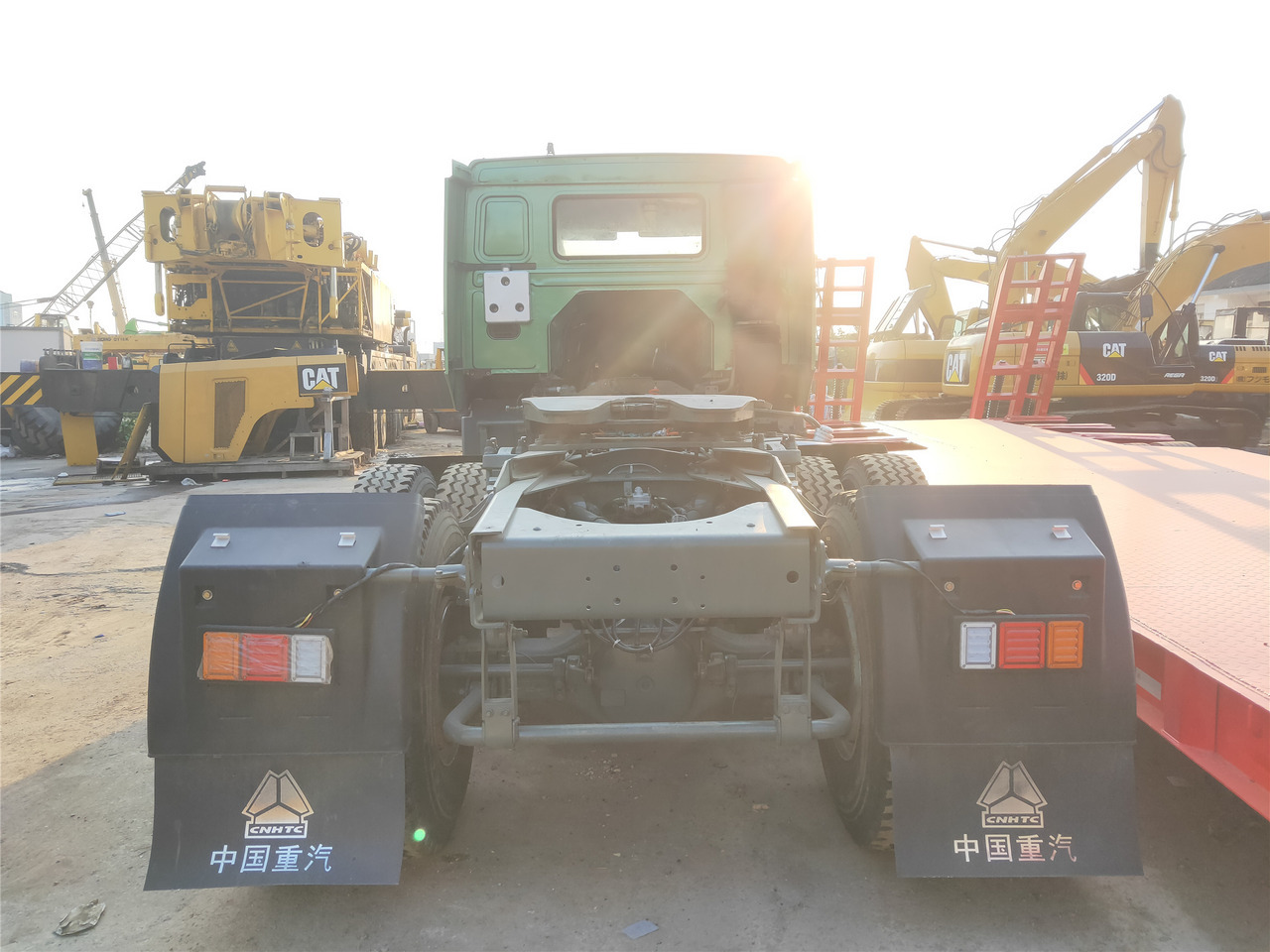 Sinotruk HOWO 420 tractor - شاحنة قلابة صغيرة: صور 4 Sinotruk HOWO 420 tractor - شاحنة قلابة صغيرة: صور 4