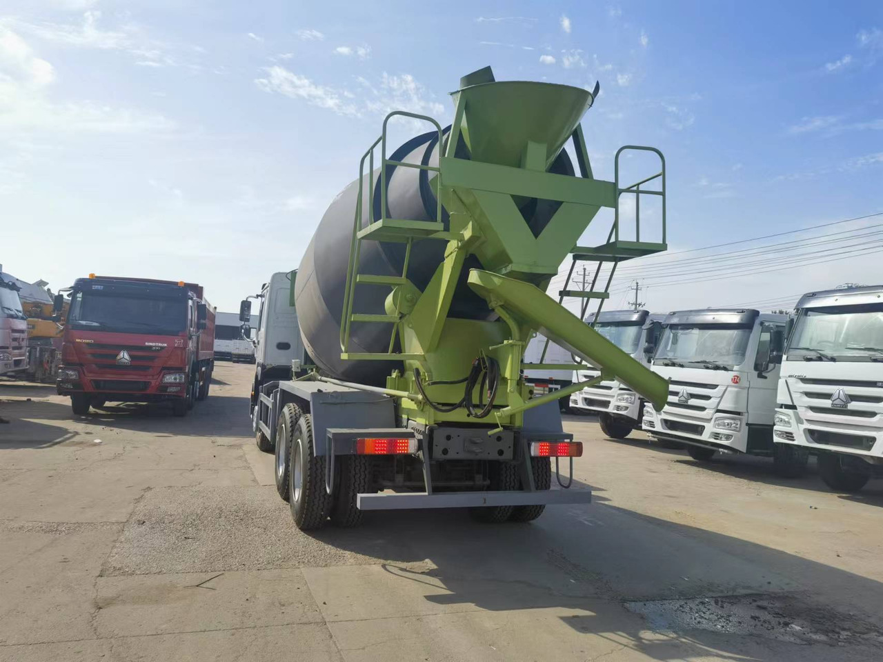 Sinotruk HOWO 6*4 Concrete mixer truck - شاحنة خلاطة خرسانة: صور 2 Sinotruk HOWO 6*4 Concrete mixer truck - شاحنة خلاطة خرسانة: صور 2