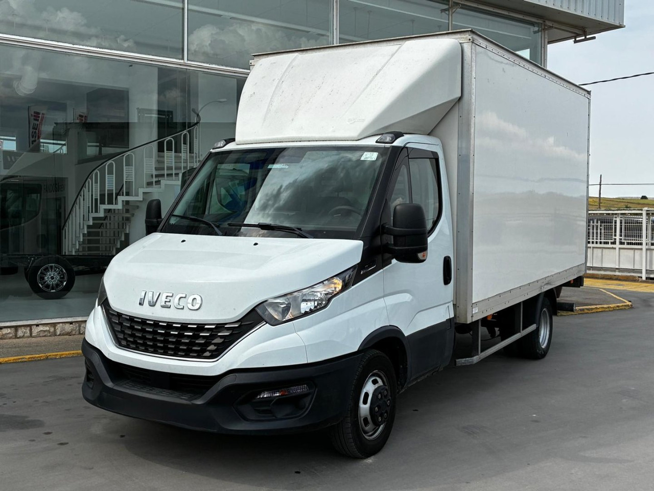 Caja cerrada con plataforma elevadora IVECO 35C16 20m3 Automática - الشاحنات الصغيرة صندوق مغلق: صور 1 Caja cerrada con plataforma elevadora IVECO 35C16 20m3 Automática - الشاحنات الصغيرة صندوق مغلق: صور 1