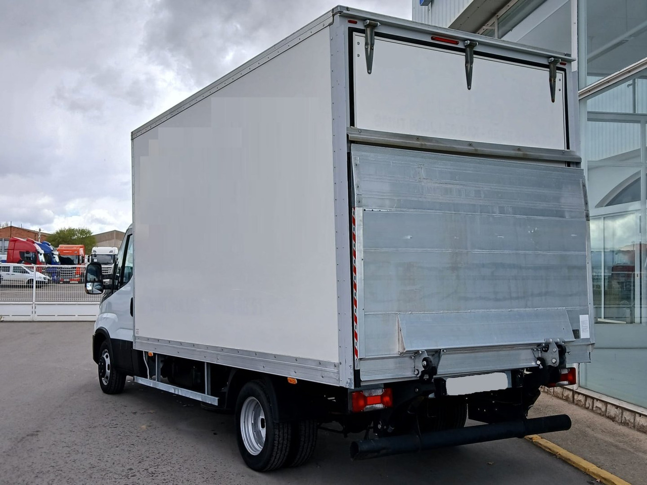 Caja cerrada con plataforma elevadora IVECO 35C16 20m3 Automática - الشاحنات الصغيرة صندوق مغلق: صور 4 Caja cerrada con plataforma elevadora IVECO 35C16 20m3 Automática - الشاحنات الصغيرة صندوق مغلق: صور 4