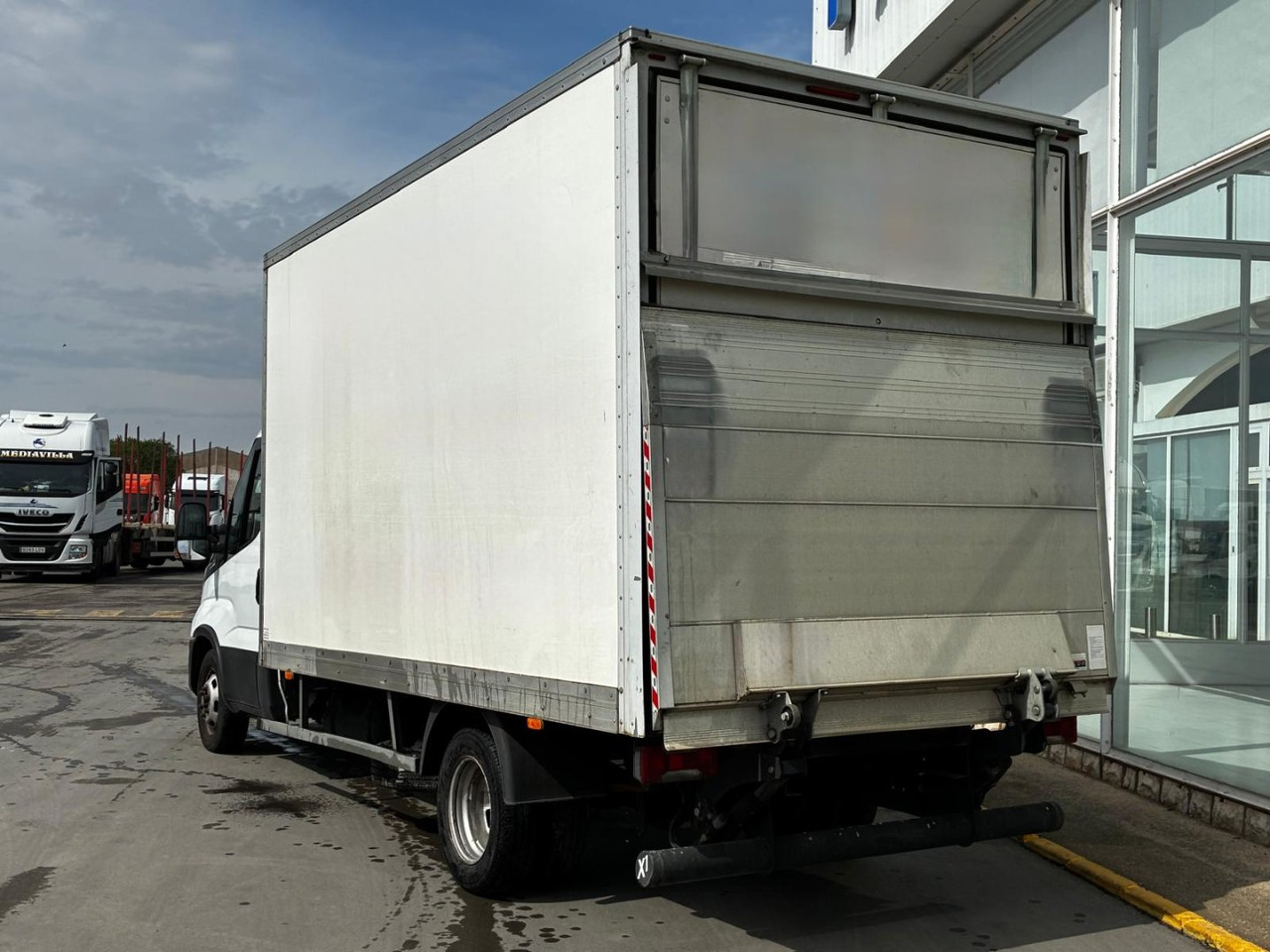 Caja cerrada con plataforma elevadora IVECO 35C16 20m3 Automática - الشاحنات الصغيرة صندوق مغلق: صور 4 Caja cerrada con plataforma elevadora IVECO 35C16 20m3 Automática - الشاحنات الصغيرة صندوق مغلق: صور 4