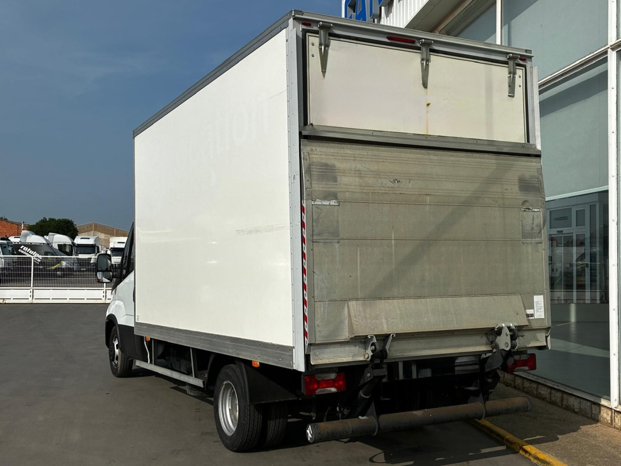 Caja cerrada con plataforma elevadora IVECO 35C16 20m3 - الشاحنات الصغيرة صندوق مغلق: صور 4 Caja cerrada con plataforma elevadora IVECO 35C16 20m3 - الشاحنات الصغيرة صندوق مغلق: صور 4
