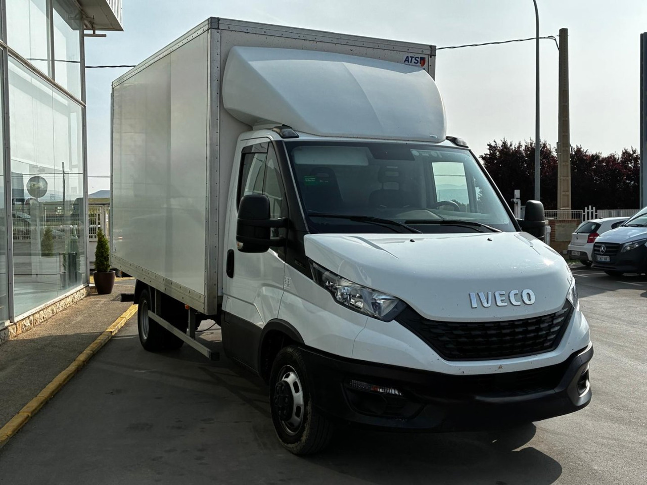 Caja cerrada con plataforma elevadora IVECO 35C16 20m3 - الشاحنات الصغيرة صندوق مغلق: صور 3 Caja cerrada con plataforma elevadora IVECO 35C16 20m3 - الشاحنات الصغيرة صندوق مغلق: صور 3