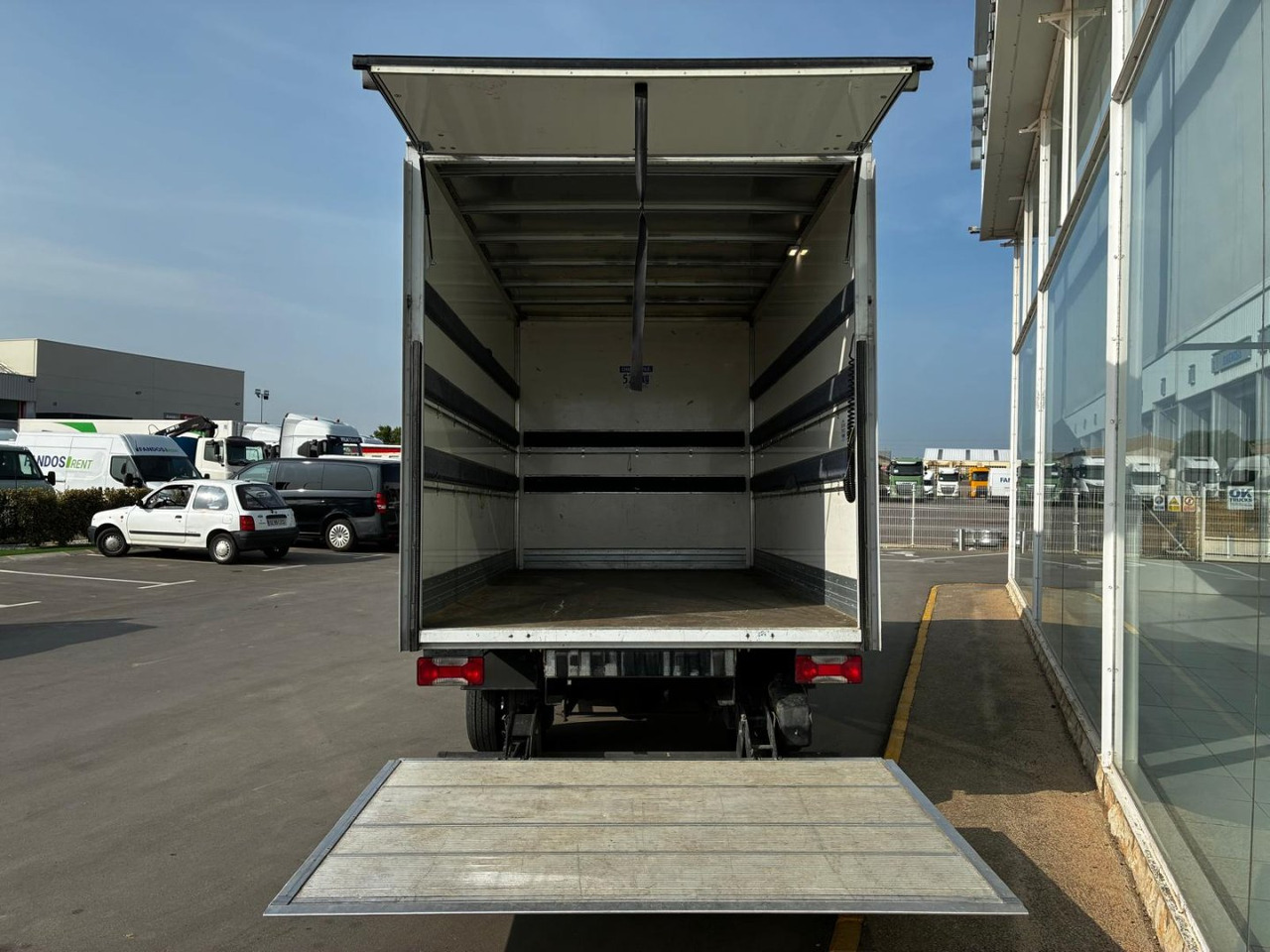 Caja cerrada con plataforma elevadora IVECO 35C16 20m3 - الشاحنات الصغيرة صندوق مغلق: صور 5 Caja cerrada con plataforma elevadora IVECO 35C16 20m3 - الشاحنات الصغيرة صندوق مغلق: صور 5