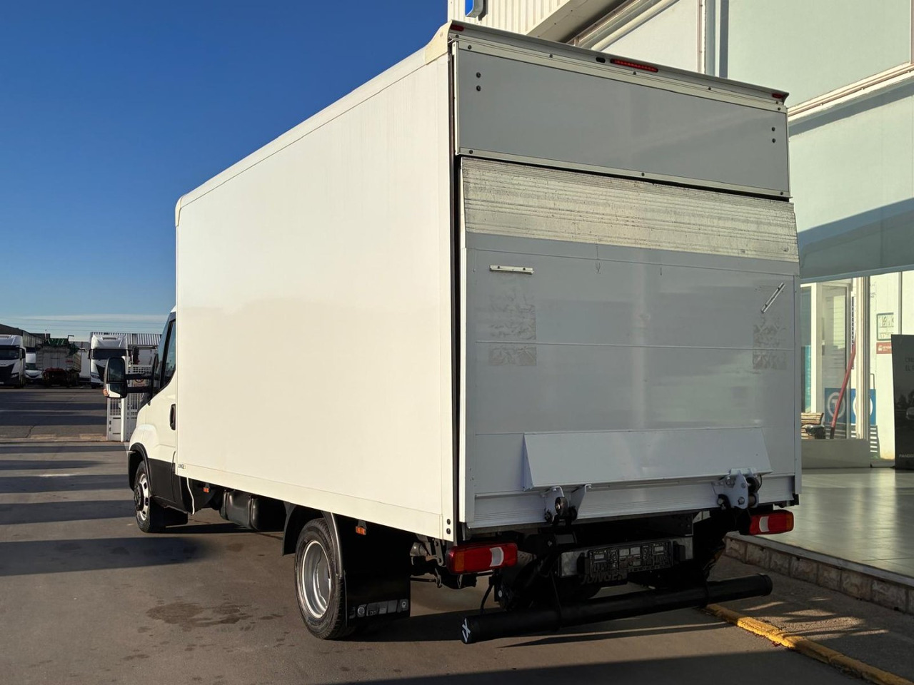Caja cerrada con plataforma elevadora IVECO 35C16 20m3 - الشاحنات الصغيرة صندوق مغلق: صور 4 Caja cerrada con plataforma elevadora IVECO 35C16 20m3 - الشاحنات الصغيرة صندوق مغلق: صور 4