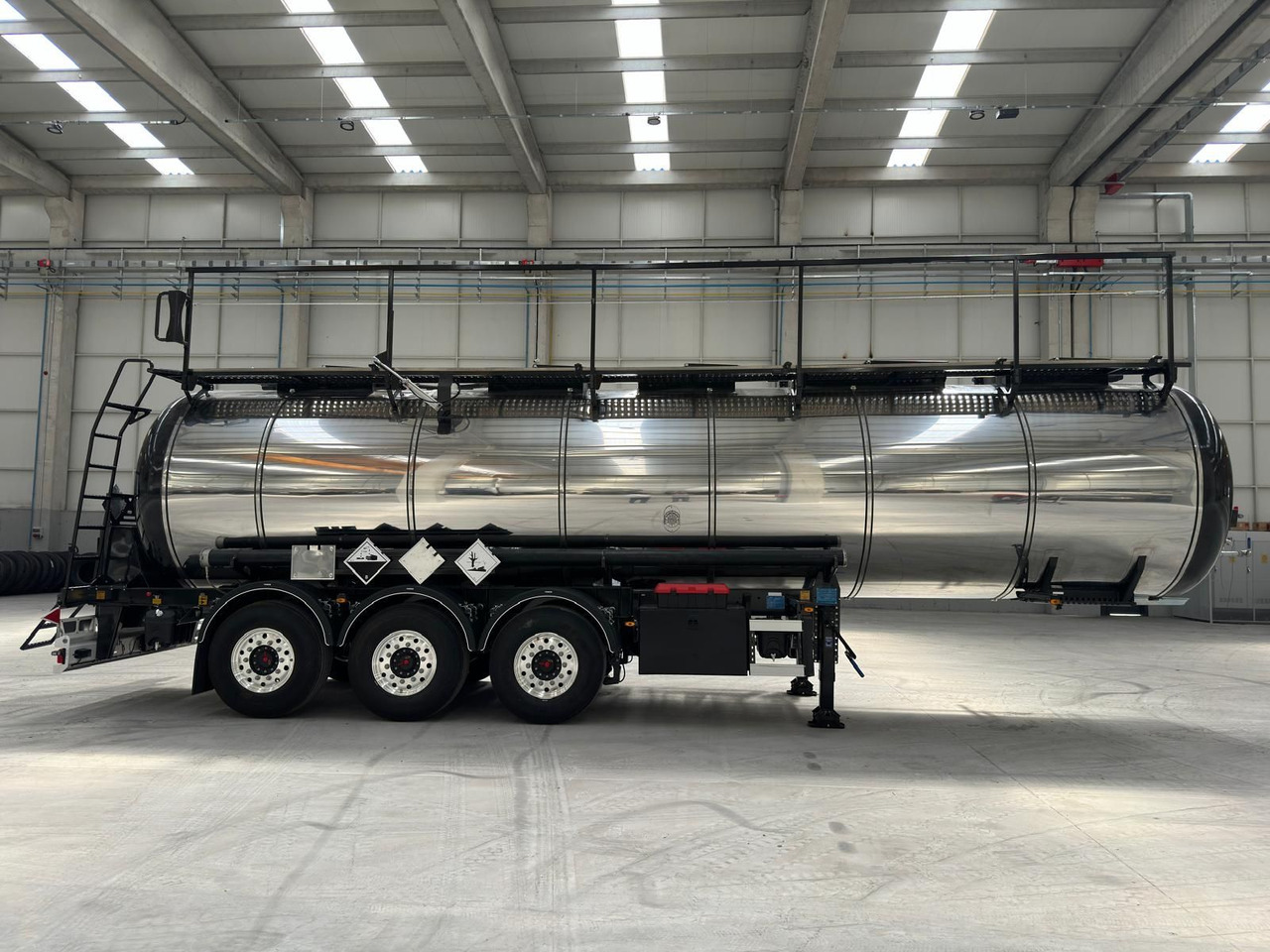 NURSAN Stainless Steel L4BH Tanker - نصف مقطورة صهريج: صور 1 NURSAN Stainless Steel L4BH Tanker - نصف مقطورة صهريج: صور 1