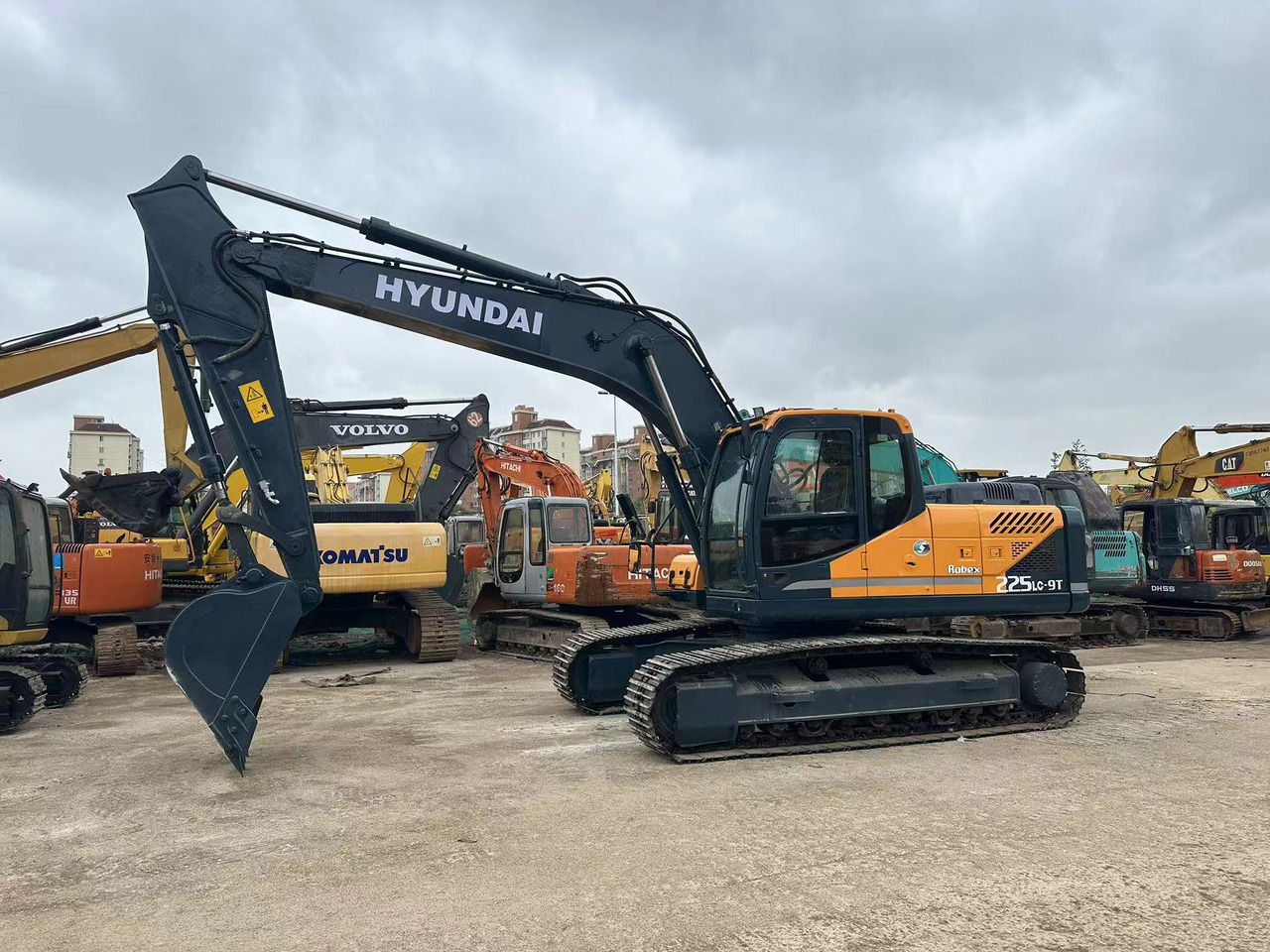 HYUNDAI 225 LC - 9 T - حفارات زحافة: صور 3 HYUNDAI 225 LC - 9 T - حفارات زحافة: صور 3