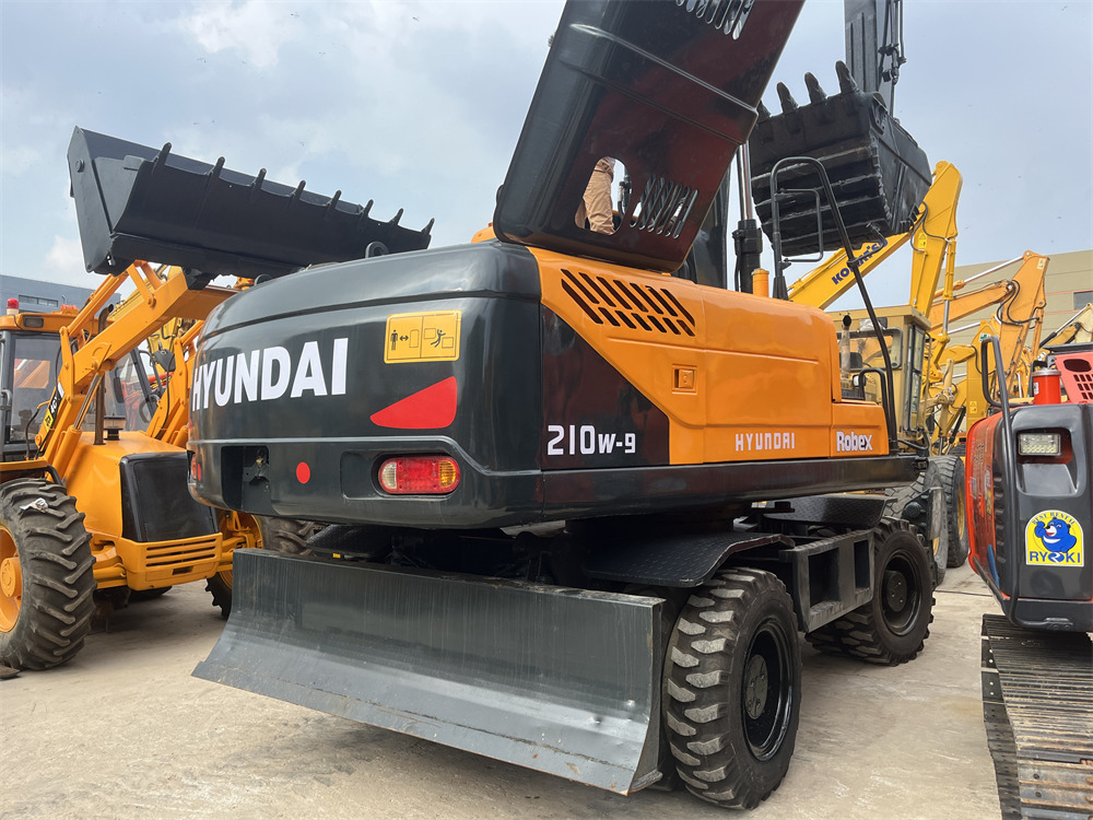 HYUNDAI R 210W-9 210 W - 9 T 9S - حفارة على عجلات: صور 1 HYUNDAI R 210W-9 210 W - 9 T 9S - حفارة على عجلات: صور 1