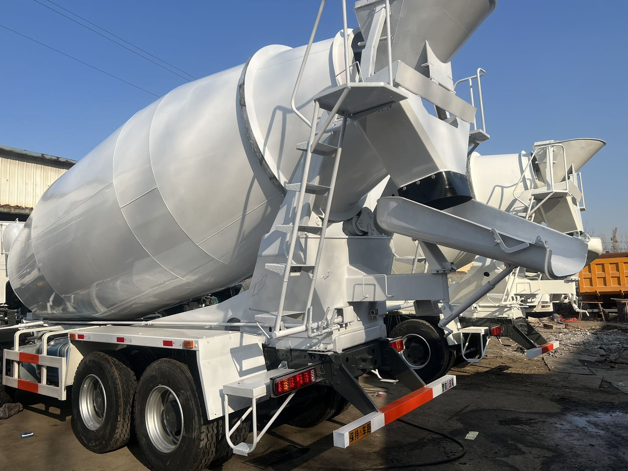 SINOTRUK HOWO 8*4 12 tires 16 CBM - شاحنة خلاطة خرسانة: صور 5 SINOTRUK HOWO 8*4 12 tires 16 CBM - شاحنة خلاطة خرسانة: صور 5