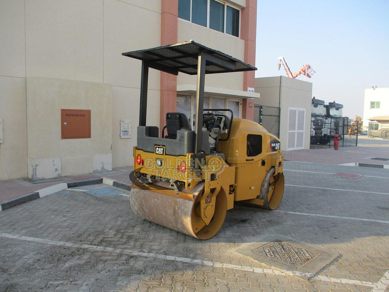 Caterpillar CB34B Tandem Roller - محدلة (زراعي): صور 3 Caterpillar CB34B Tandem Roller - محدلة (زراعي): صور 3