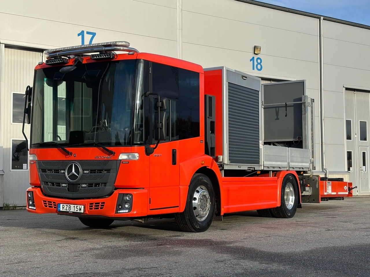 TMA-bil Mercedes-Benz Econic 1827 4x2 -2021 | Hiab-kran - شاحنات مسطحة, شاحنة كرين: صور 1 TMA-bil Mercedes-Benz Econic 1827 4x2 -2021 | Hiab-kran - شاحنات مسطحة, شاحنة كرين: صور 1