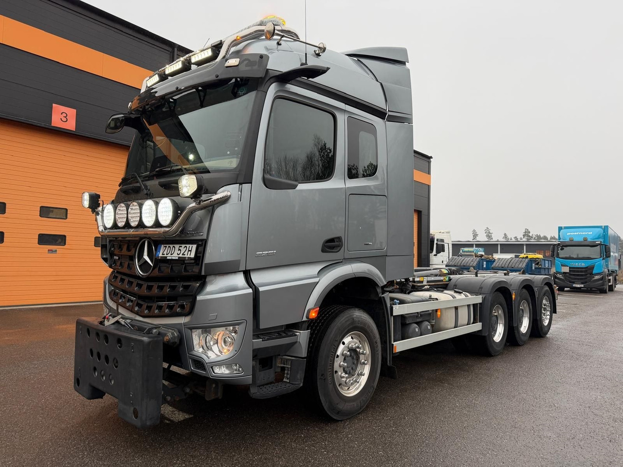 Tridemväxlare Mercedes-Benz Arocs -2022 | JOAB 24 ton | Plogutrustad - شاحنة ذات الخطاف: صور 1 Tridemväxlare Mercedes-Benz Arocs -2022 | JOAB 24 ton | Plogutrustad - شاحنة ذات الخطاف: صور 1