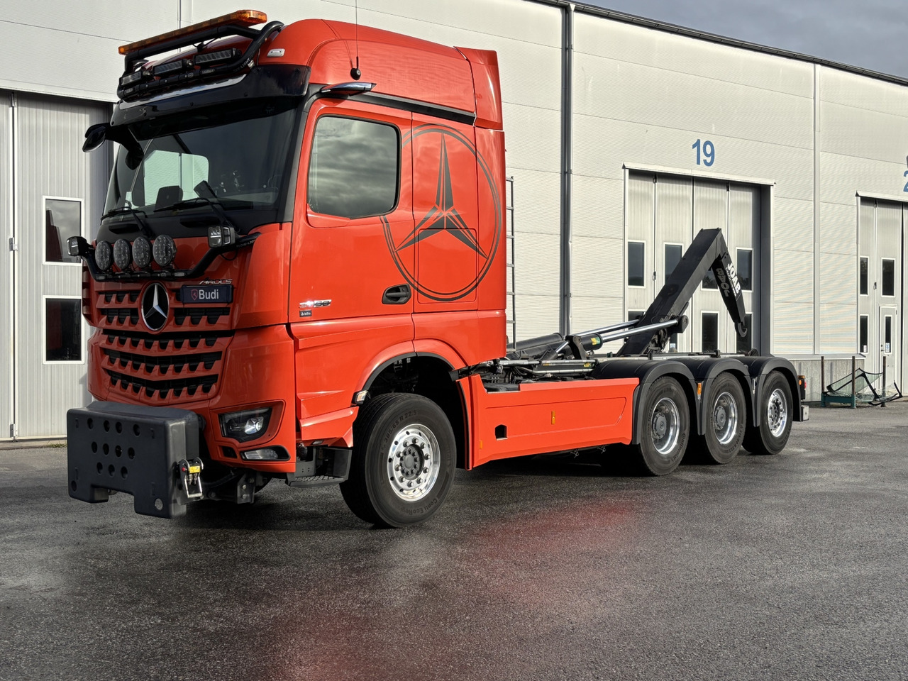 Tridemväxlare Mercedes-Benz Arocs 3758 -2023 | JOAB 24 ton | Plogutrustad - شاحنة ذات الخطاف: صور 1 Tridemväxlare Mercedes-Benz Arocs 3758 -2023 | JOAB 24 ton | Plogutrustad - شاحنة ذات الخطاف: صور 1